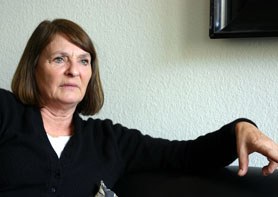 Monika Maron auf Sofa